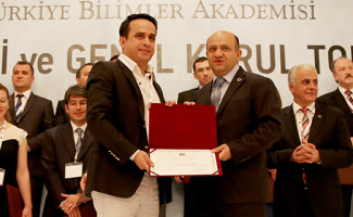 TÜBA GEBİP Üyesi Doç. Dr. Mehmet Zahmakıran'a İki Ödül Birden